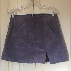 Blank NYC: Mini Skirt in gray suede ￼